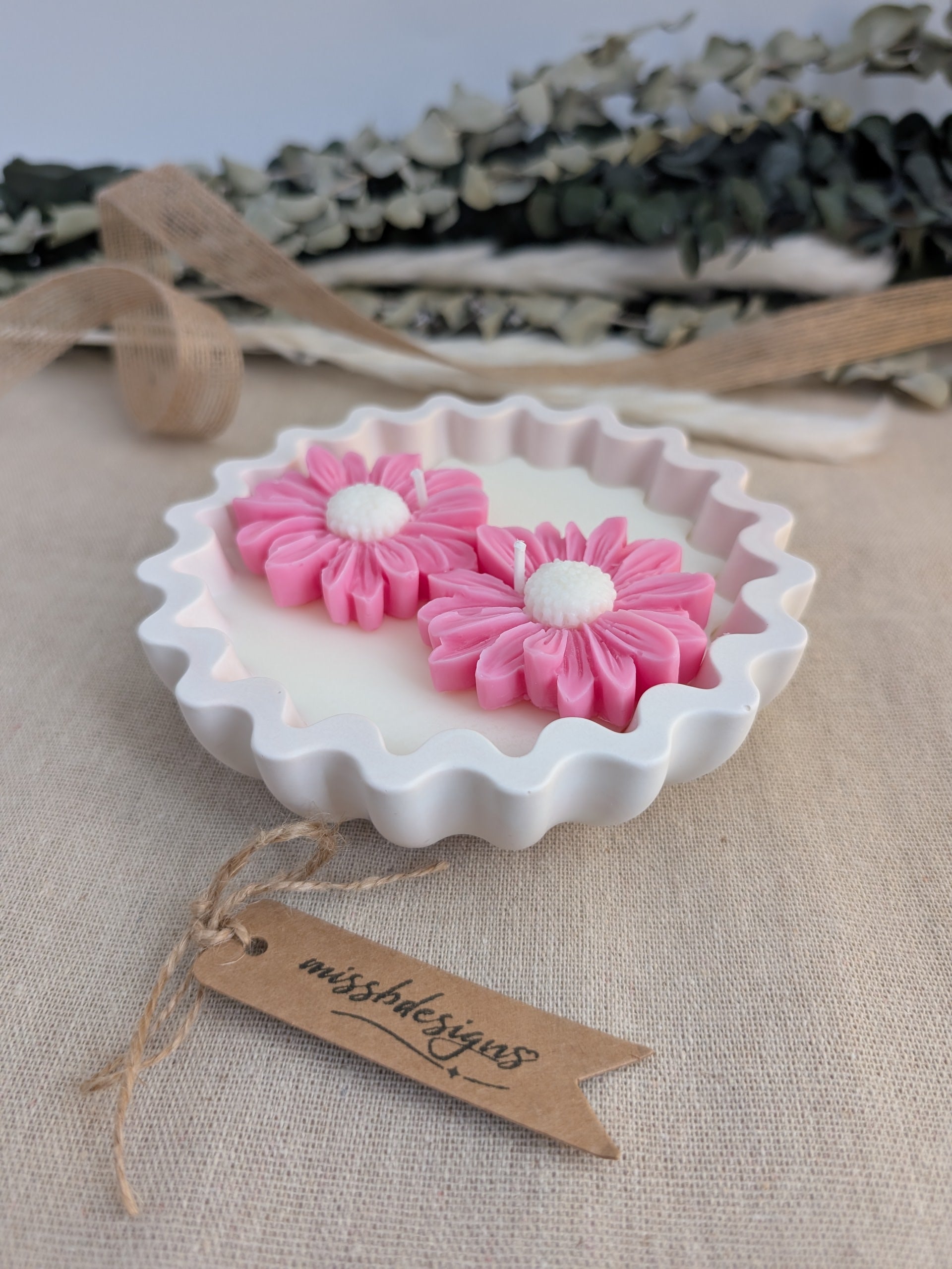 Daisy scented candle made from jesmonite eco resin filled with scented soy wax hand cast stone pot pink marble two daisies