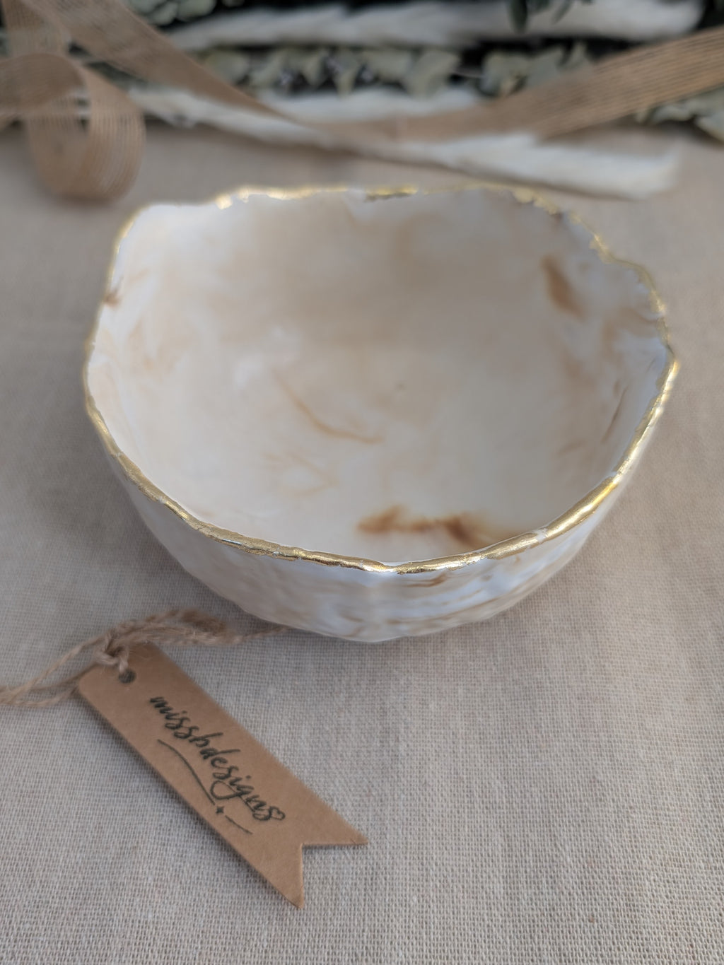 Trinket bowl beige neutral marbled hand crafted jesmonite with gold foil trimmed edge 