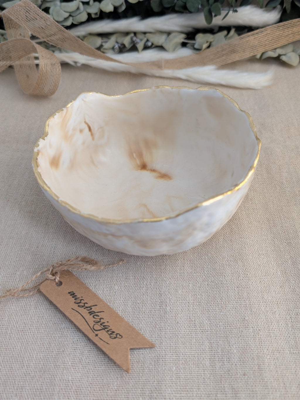 Trinket bowl beige neutral marbled hand crafted jesmonite with gold foil trimmed edge 