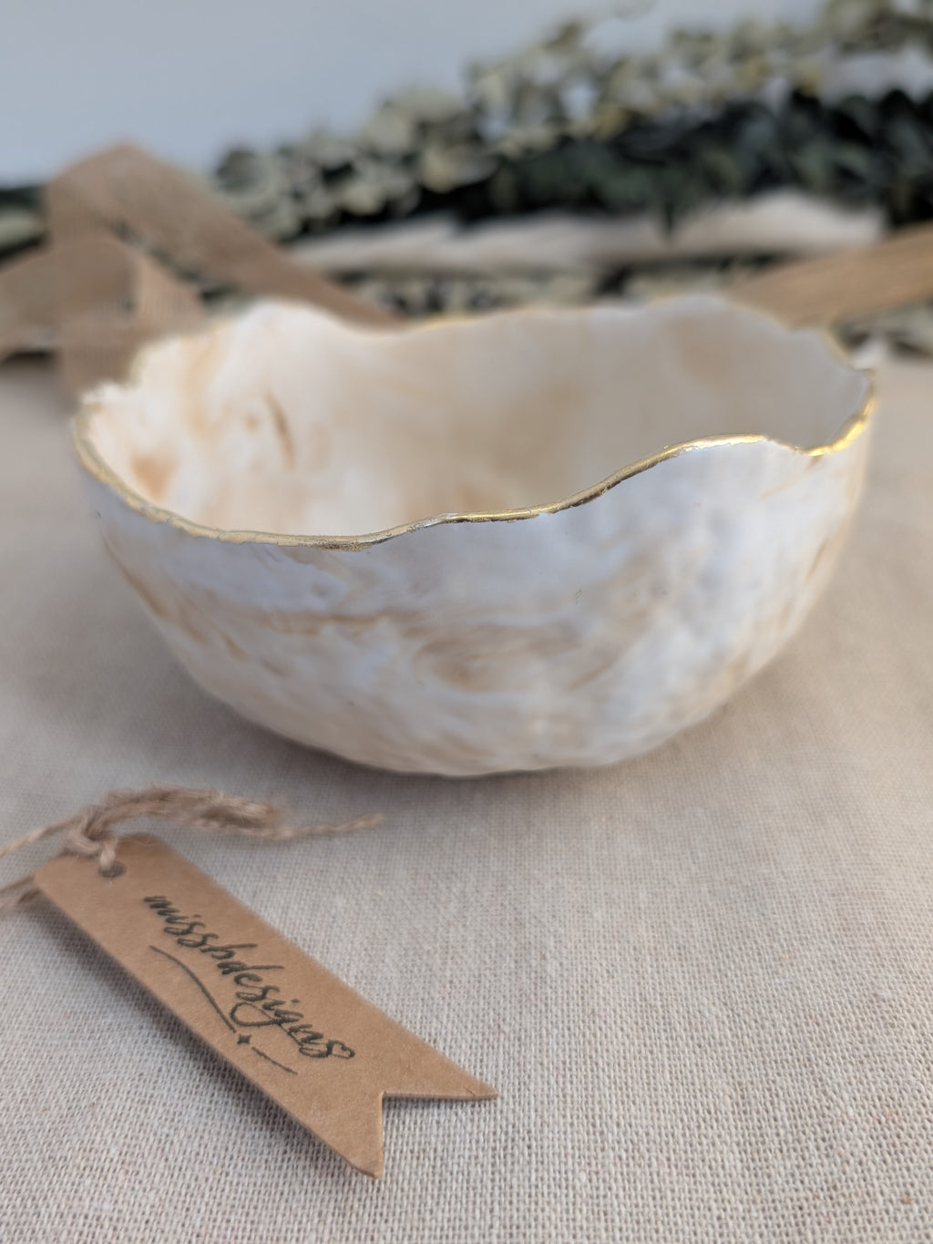 Trinket bowl beige neutral marbled hand crafted jesmonite with gold foil trimmed edge 