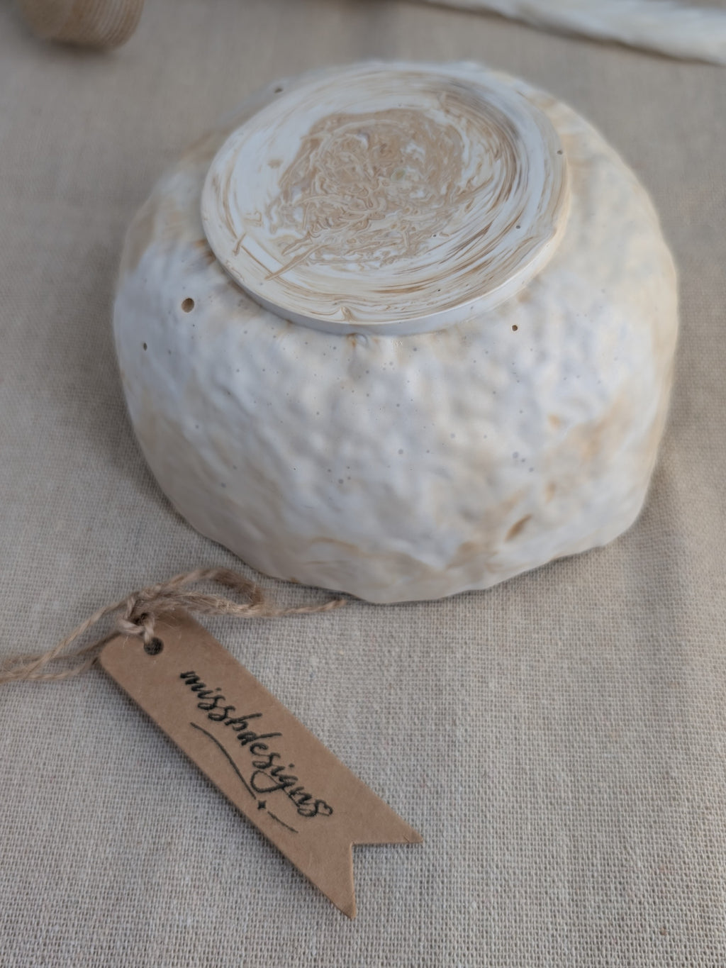 Trinket bowl beige neutral marbled hand crafted jesmonite with gold foil trimmed edge 