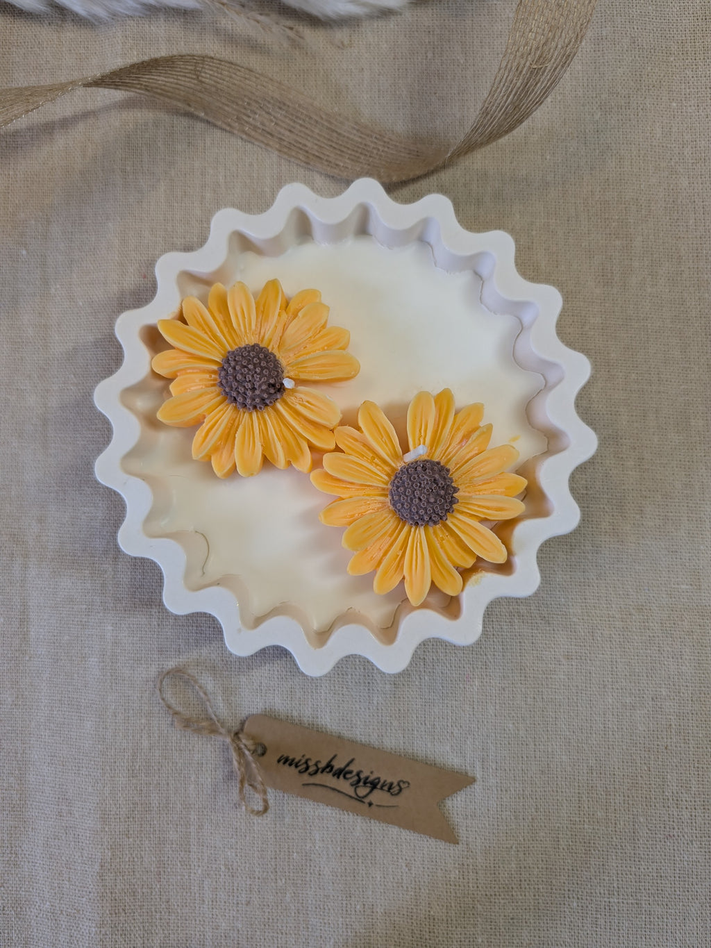 Yellow sunflower sunshine Daisy scented candle made from jesmonite eco resin filled with scented soy wax hand cast stone pot natural beige marble two daisies home decor gift