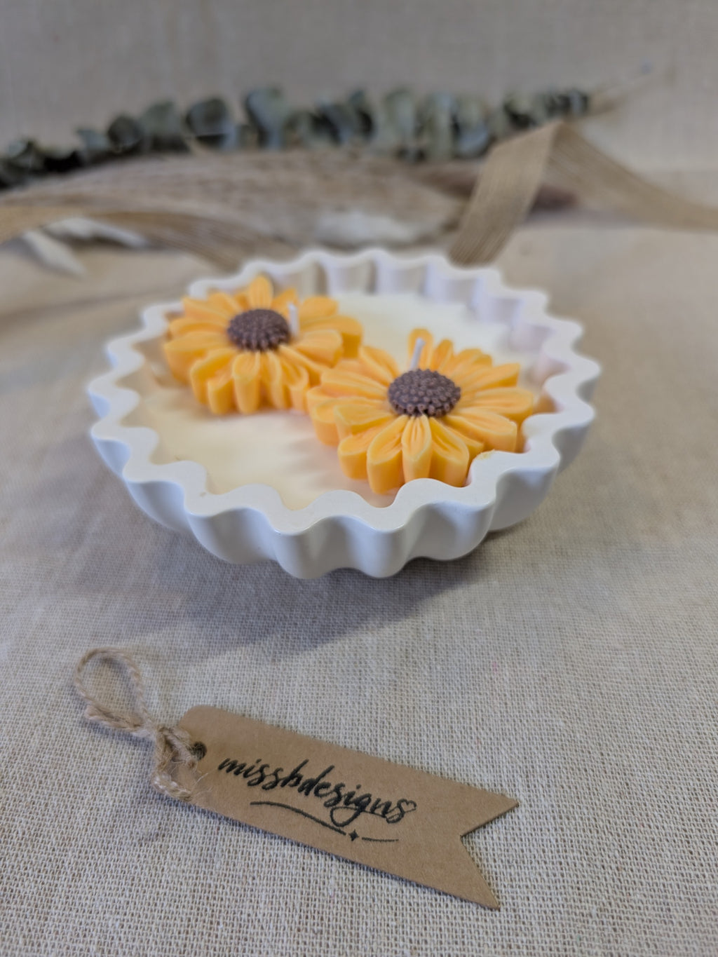 Yellow sunflower sunshine Daisy scented candle made from jesmonite eco resin filled with scented soy wax hand cast stone pot natural beige marble two daisies home decor gift