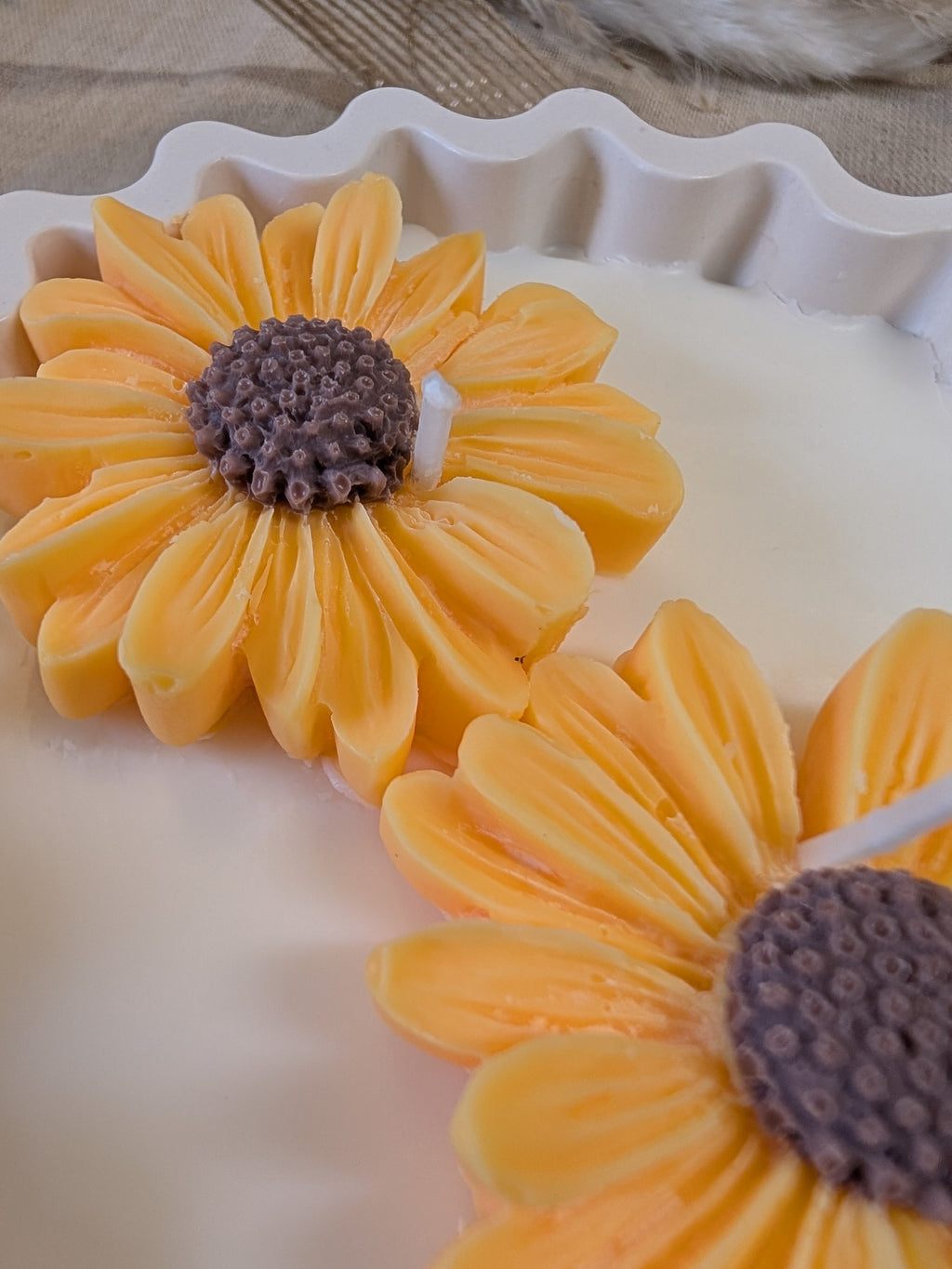 Yellow sunflower sunshine Daisy scented candle made from jesmonite eco resin filled with scented soy wax hand cast stone pot natural beige marble two daisies home decor gift