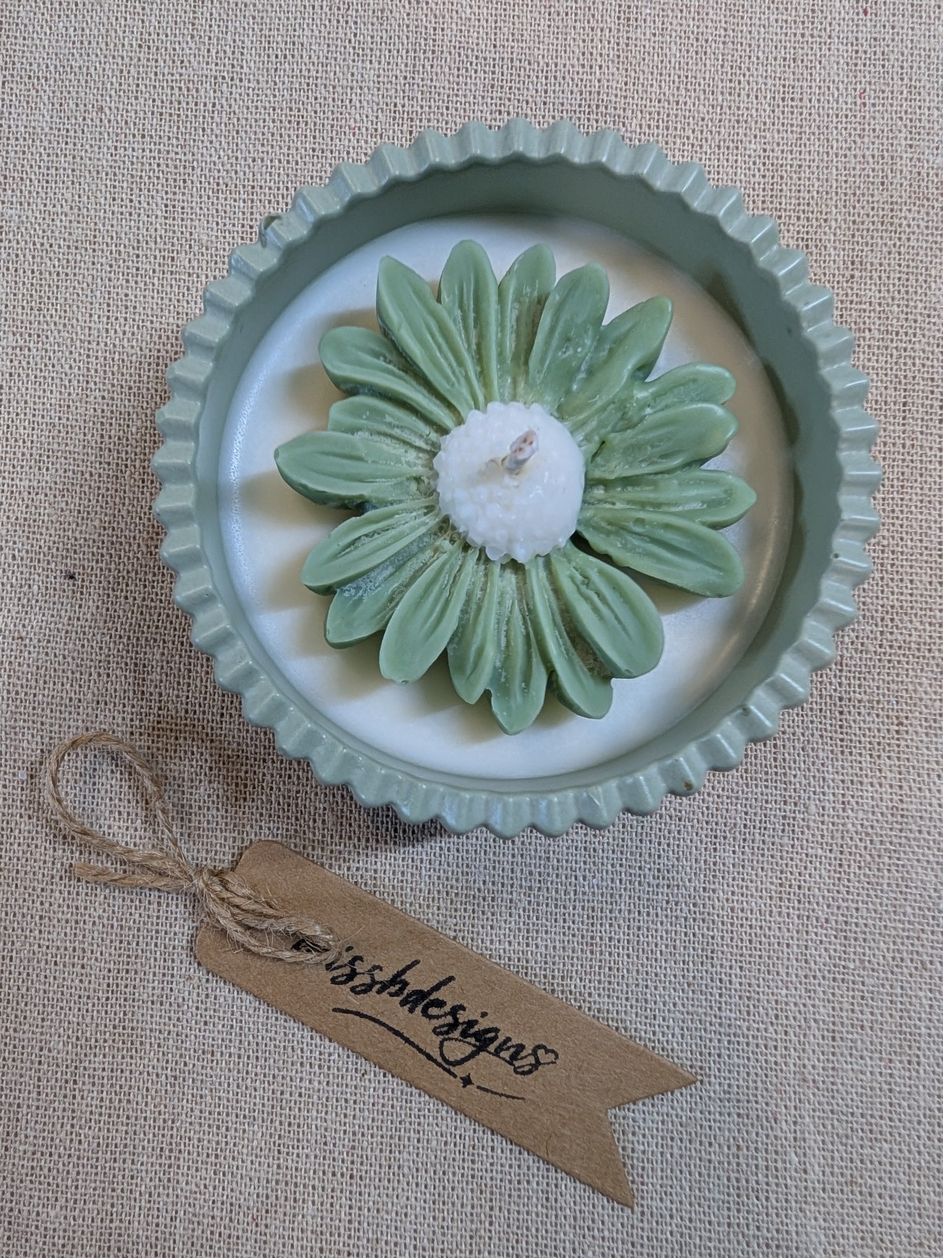 Natural sage green daisy candle in neutral green hand cast eco resin home decor pot scented with vanilla perfect gift