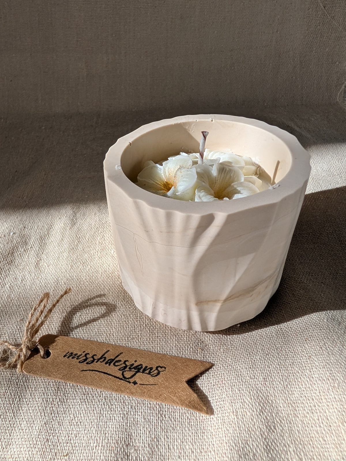 Handcrafted eco resin soy vanilla scented candle with beautifyul flower detail