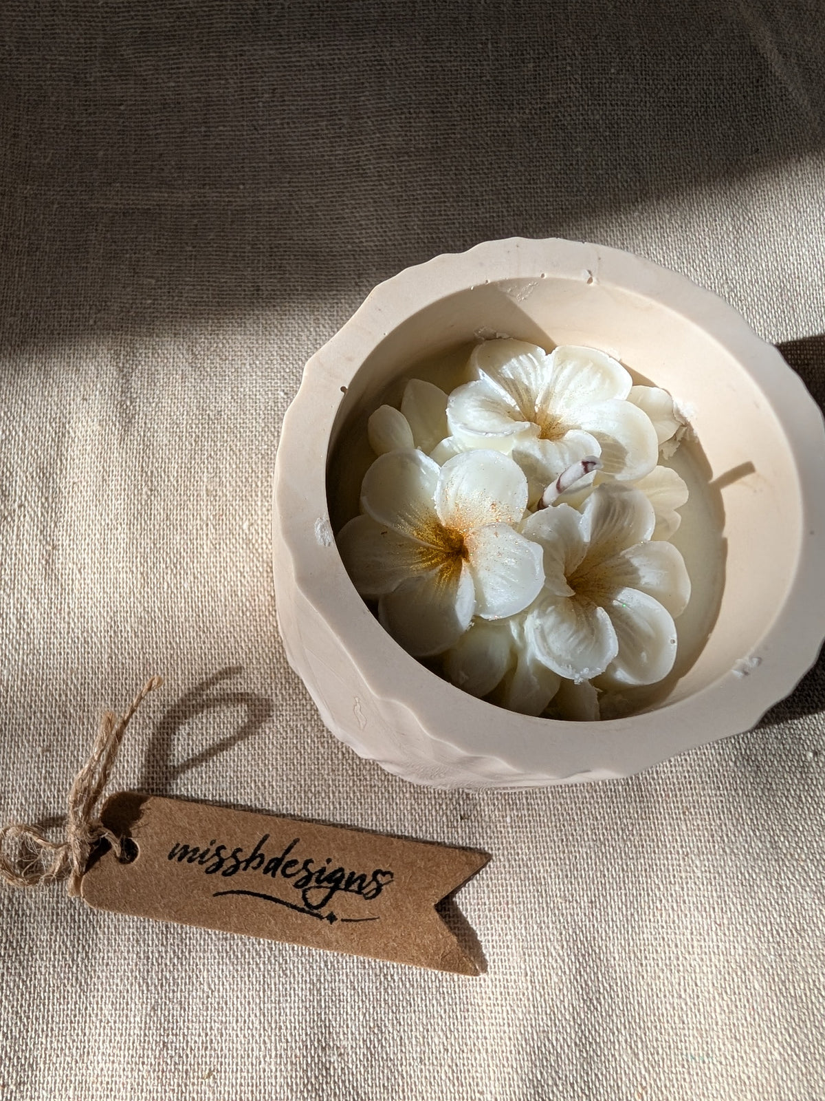 Handcrafted eco resin soy vanilla scented candle with beautifyul flower detail